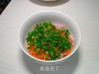 胡萝卜鲜肉小馄饨的做法步骤:2