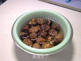脊骨胡萝卜香菇玉米汤的做法步骤：2