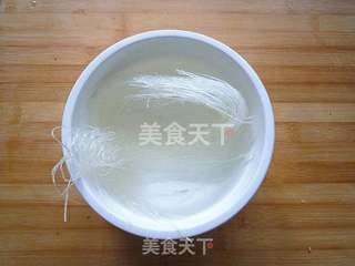  豆豉辣酱拌金针菇的做法步骤：2