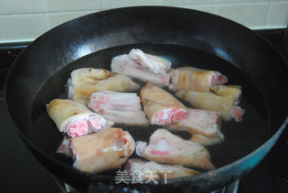 五香焖猪手的做法步骤：1