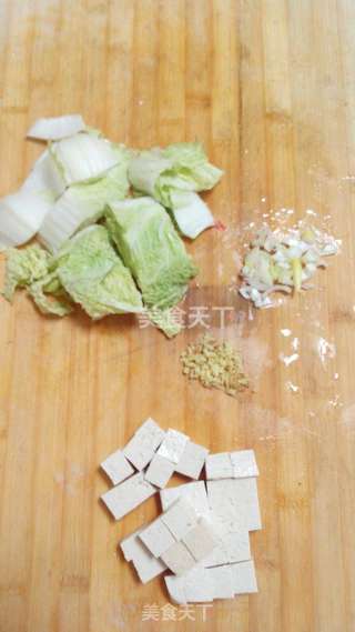 白菜炖豆腐的做法步骤:2