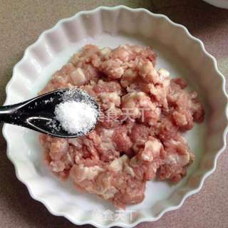 咸鱼蛋黄蒸肉饼的做法步骤:2