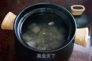 清润栗子排骨汤的做法步骤：5