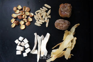 清润栗子排骨汤的做法步骤：1