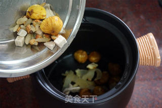 清润栗子排骨汤的做法步骤:4