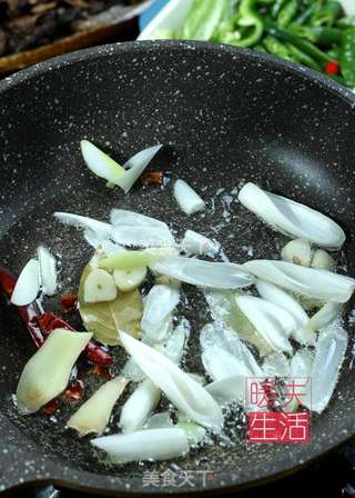 小鸡炖蘑菇的做法步骤:2