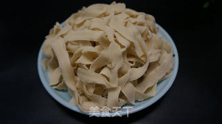 韭菜肉酱面------天凉好个秋的做法步骤：2