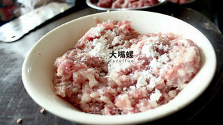 独家饺皮米粉包丨大嘴螺的做法步骤:2