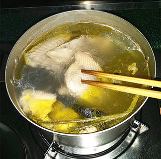 草仔鸡汤的做法步骤:6