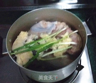 草仔鸡汤的做法步骤:3