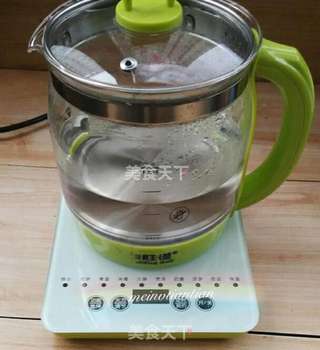 百香果青柠蜂蜜饮的做法步骤:2