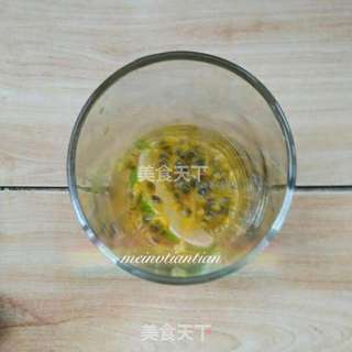 百香果青柠蜂蜜饮的做法步骤:4