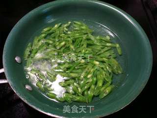 四季豆萝卜干炒蛋的做法步骤:2