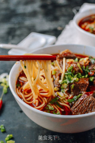 优康牛肉:麻辣牛肉面,汁香味浓超过瘾的做法步骤:7