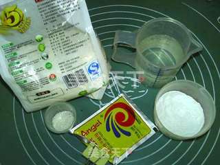 香菜鲜肉包的做法步骤：1