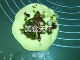 香菜鲜肉包的做法步骤：9