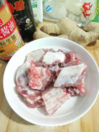 糖醋排骨的做法步骤：1