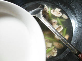 虾仁芦笋蘑菇羹 的做法步骤：10