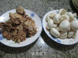 小鸡炖蘑菇 的做法步骤：1