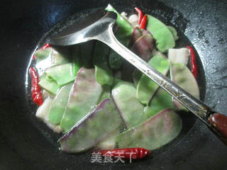 五花肉金针菇炖扁豆的做法步骤：6