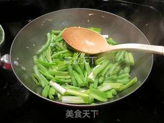 猪颈肉炒豇豆的做法步骤:5