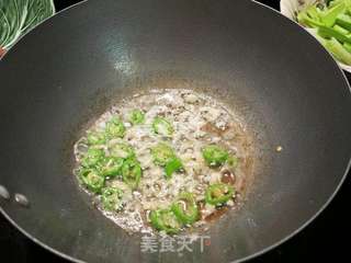 猪颈肉炒豇豆的做法步骤:3
