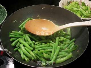 猪颈肉炒豇豆的做法步骤:4