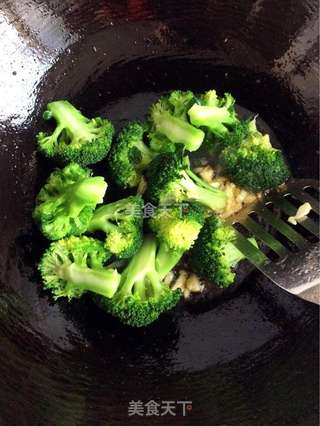 西兰花炒虾球的做法步骤:7
