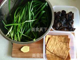 韭菜木耳炒豆干的做法步骤:2