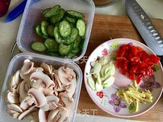 黄瓜口蘑炒肉片的做法步骤:4