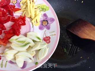 黄瓜口蘑炒肉片的做法步骤:6