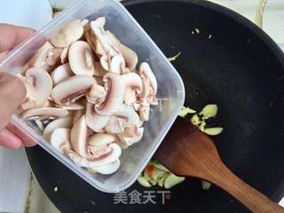黄瓜口蘑炒肉片的做法步骤:7
