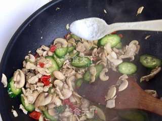 黄瓜口蘑炒肉片的做法步骤:11