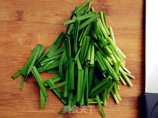 韭菜炒绿豆芽的做法步骤:2