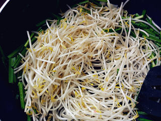 韭菜炒绿豆芽的做法步骤:4