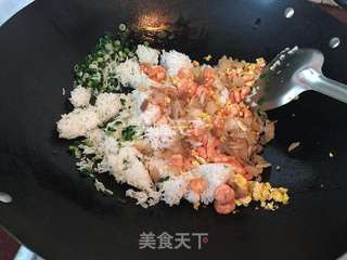 猪油渣虾仁蛋炒饭的做法步骤：6