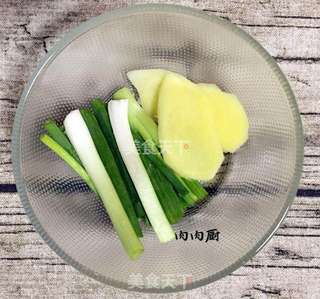 如何做最地道的重庆口水鸡(香辣的口水都出来啦)#肉肉厨的做法步骤:2