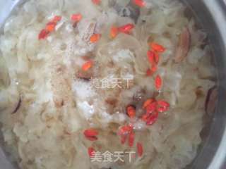 银耳桃胶甜汤的做法步骤:5