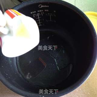 电饭煲三杯鸡的做法步骤:2