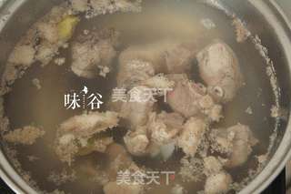 罗汉果淮山猪骨汤的做法步骤:3