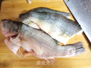 香炸鲈鱼丸的做法步骤:3