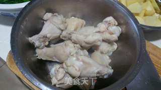 鸡膀根炖土豆的做法步骤:2
