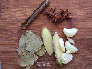 莲藕玉米排骨汤的做法步骤:2