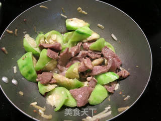 牛肉炒丝瓜的做法步骤:6