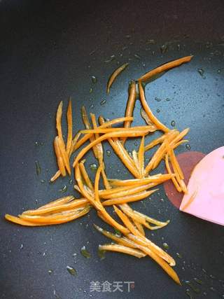 炝拌豆芽的做法步骤：4