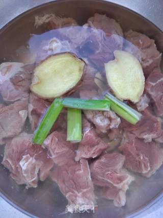 咖喱土豆牛腩的做法步骤:2