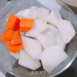 萝卜筒骨汤的做法步骤:2