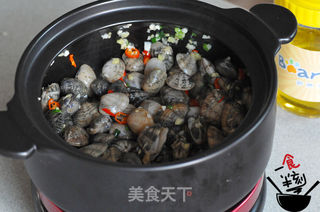 砂锅花甲粉的做法步骤：3