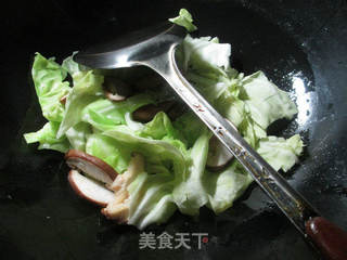 香菇包心菜煮面结 的做法步骤：2