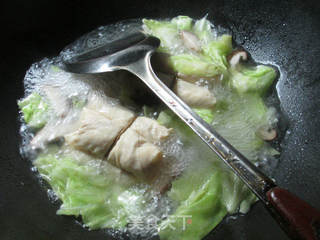 香菇包心菜煮面结 的做法步骤：3